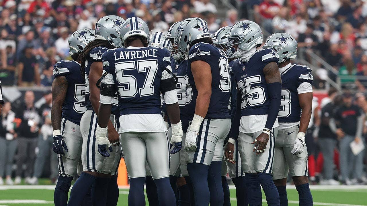 Dallas-Cowboys-defenders-huddle-up.jpg