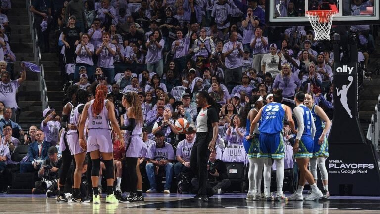 Golden-State-Valkyries-Dallas-Wings-huddle.jpg