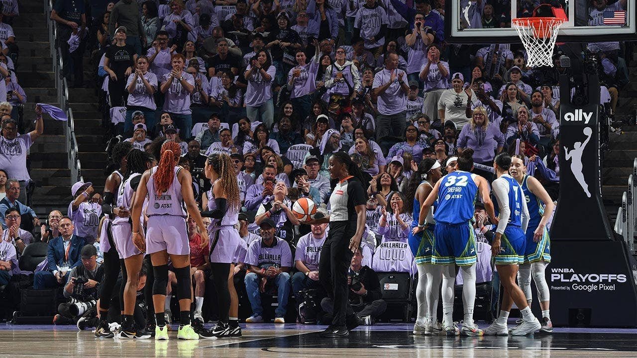 Golden-State-Valkyries-Dallas-Wings-huddle.jpg