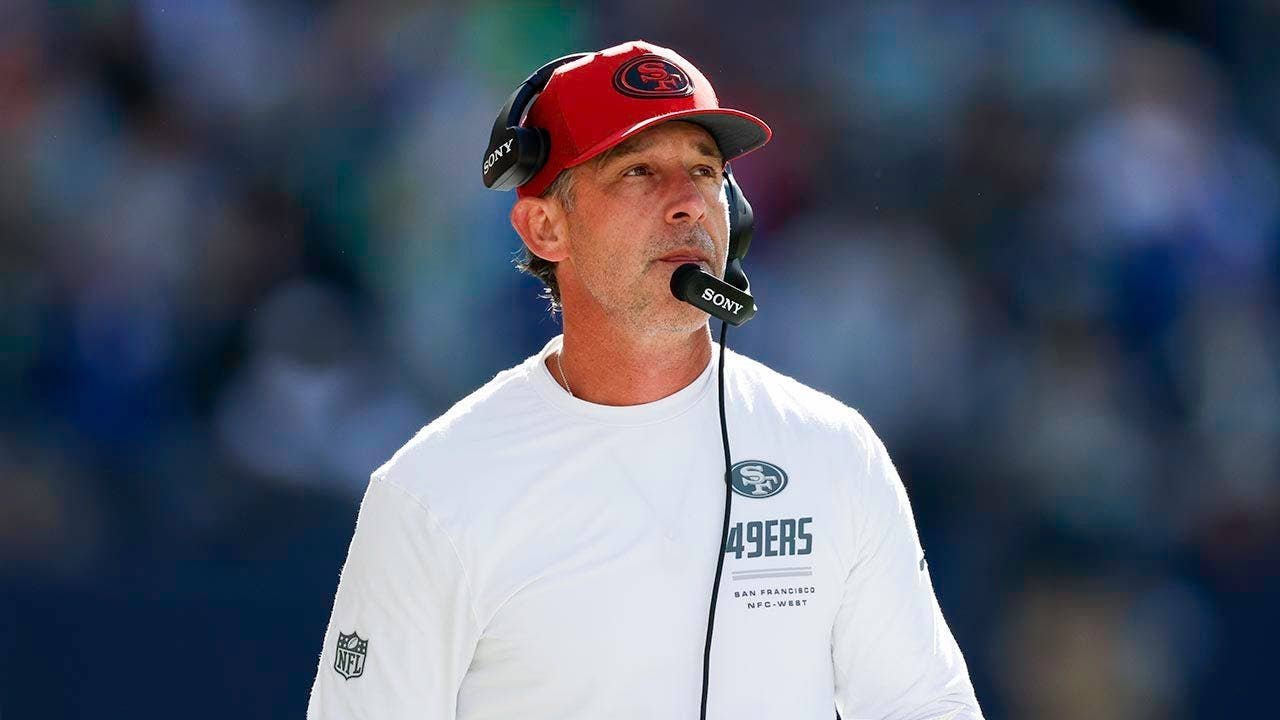 Kyle-Shanahan-looks-on.jpg