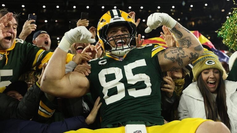 Tucker-Kraft-touchdown-Lambeau-Leap.jpg
