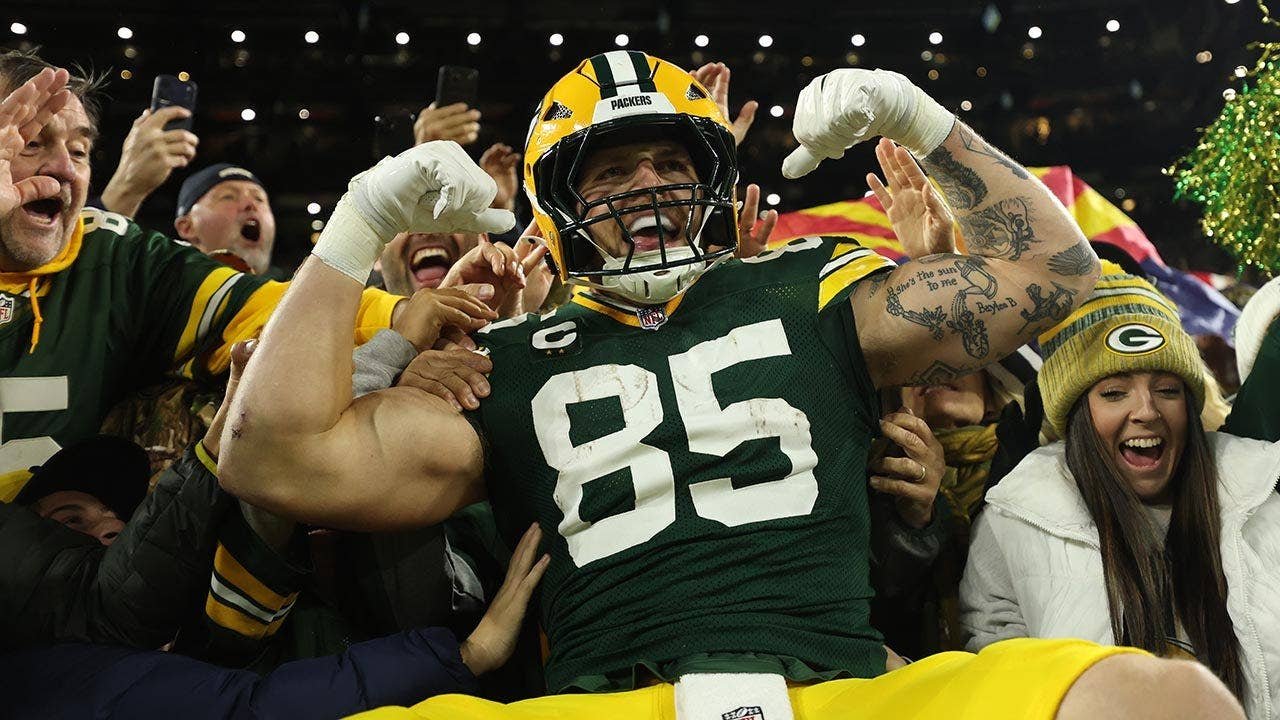Tucker-Kraft-touchdown-Lambeau-Leap.jpg