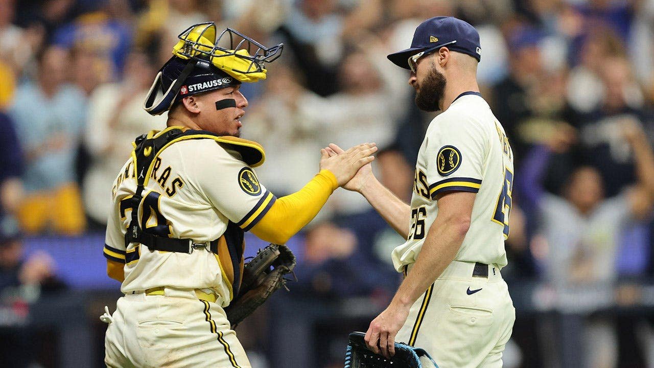 brewers-contreras-ashby-world-series-celebration.jpg