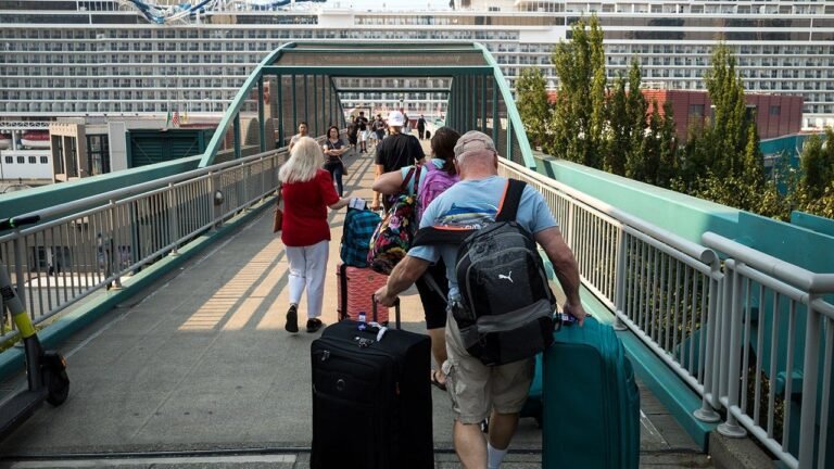 cruise-ship-passengers-pier-66-seattle.jpg