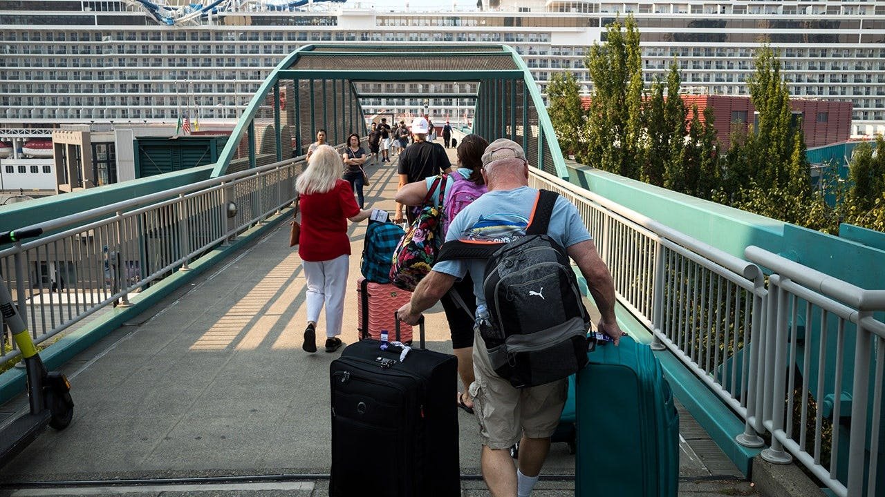 cruise-ship-passengers-pier-66-seattle.jpg