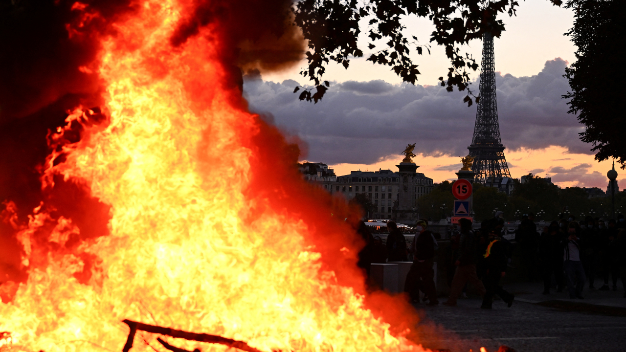 eiffel-tower-fire.png