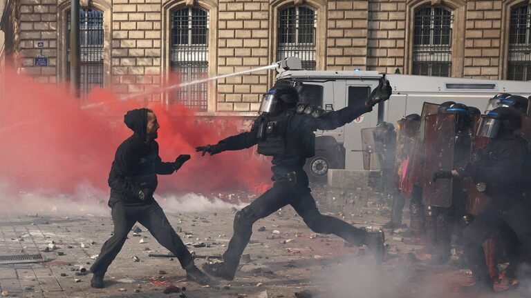 french-riot-police-protestors-paris.jpg