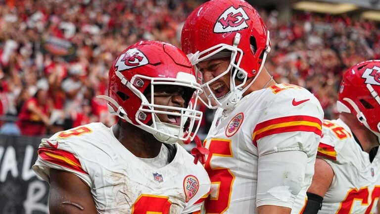 kenneth-walker-iii-patrick-mahomes-touchdown.jpg
