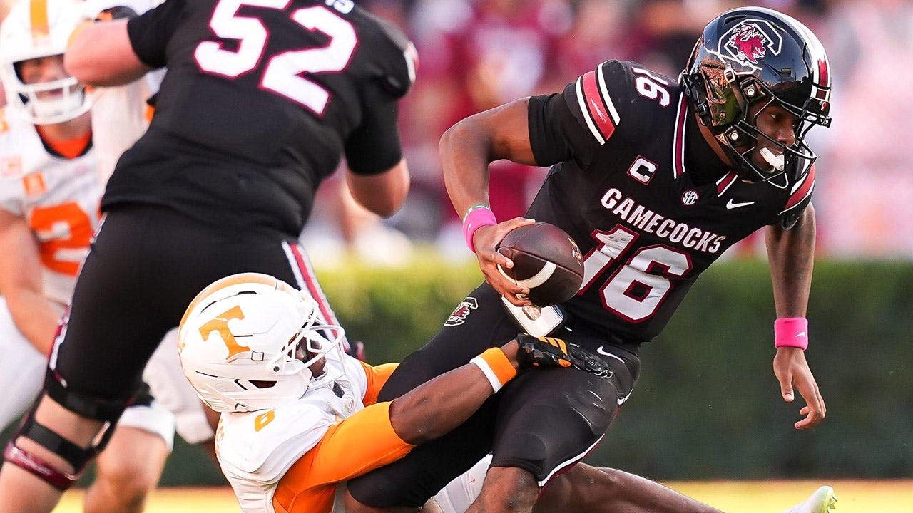 lanorris-sellers-escapes-tackle-tennessee.jpg