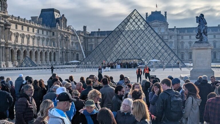 louvre-protesters-paris-october-2026.jpg