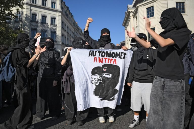 masked-protesters-autonomous-antifa-lyon-scaled.jpg