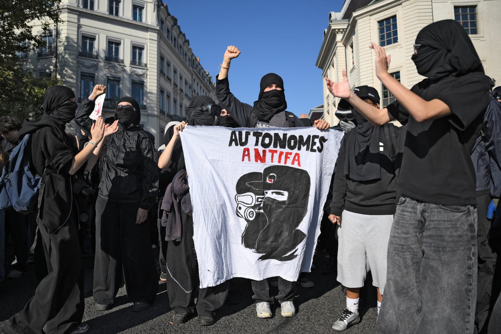 masked-protesters-autonomous-antifa-lyon-scaled.jpg