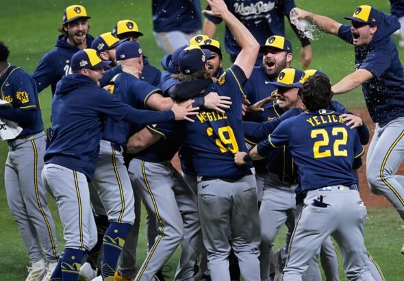 mlb-brewers-102826-1.jpg