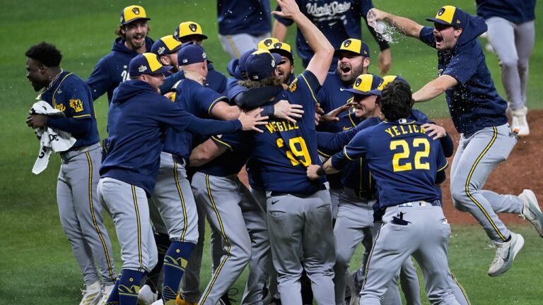 mlb-brewers-102826-1.jpg