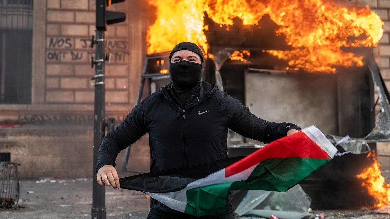 parisriots_3_.jpg