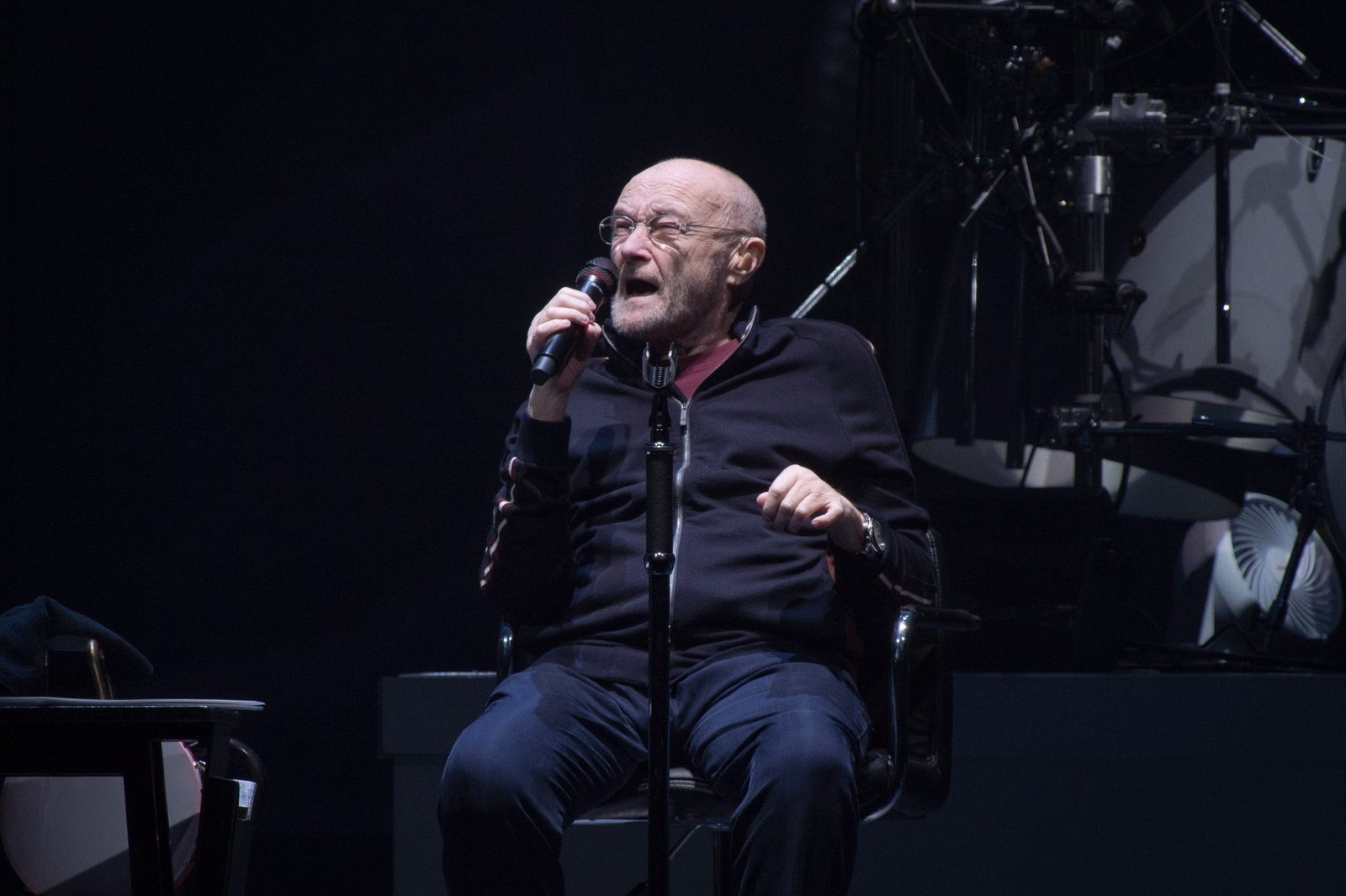 phil-collins-genesis-performing-nanterre-scaled.jpg