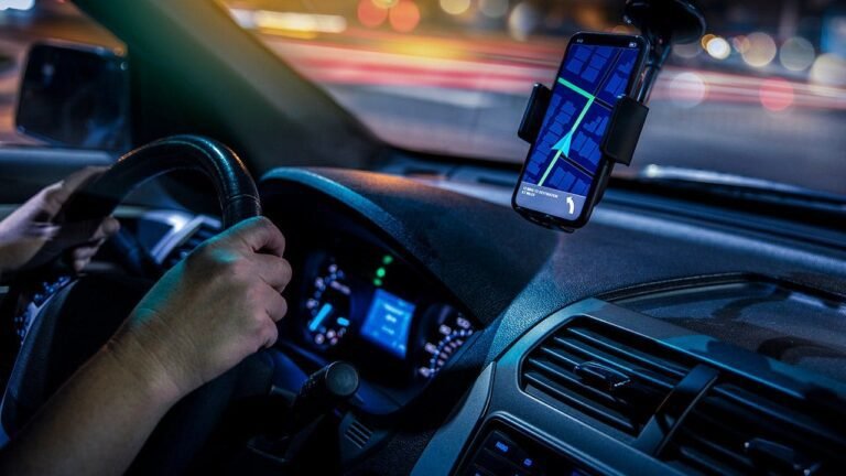 phone-gps-car-night.jpg