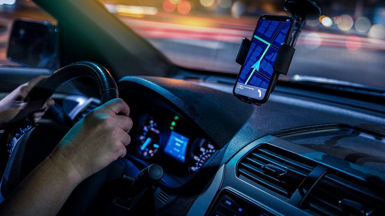 phone-gps-car-night.jpg