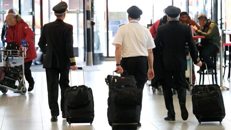 pilots-walk-schiphol-airport-netherlands.jpg