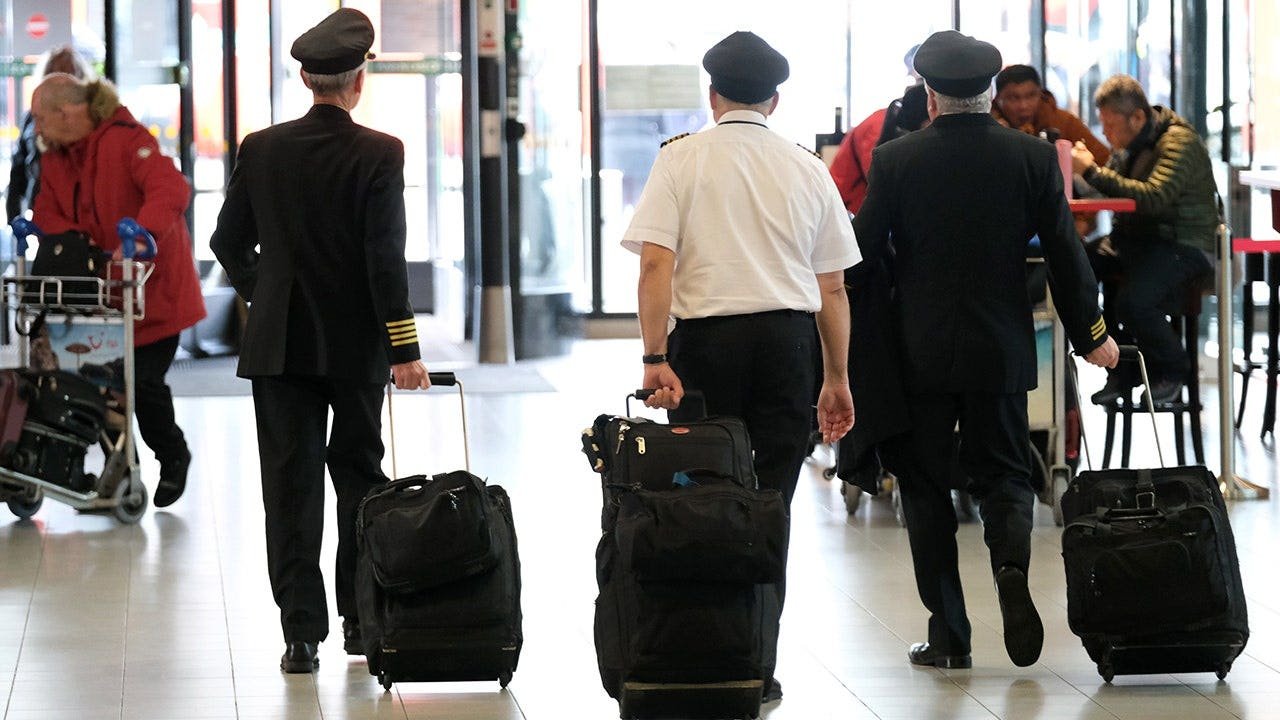 pilots-walk-schiphol-airport-netherlands.jpg