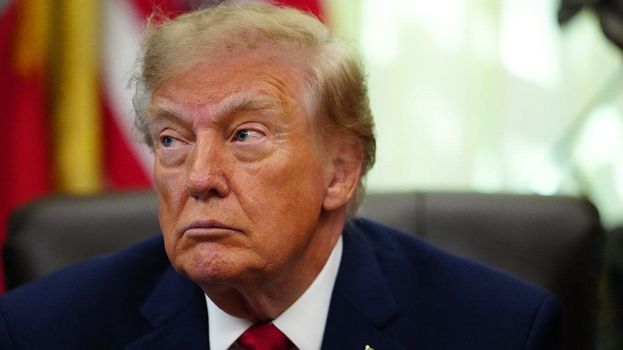 trump-speaks-oval-office_001.jpg
