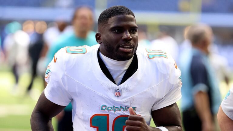 tyreek-hill-runs-off-dolphins-colts.jpg
