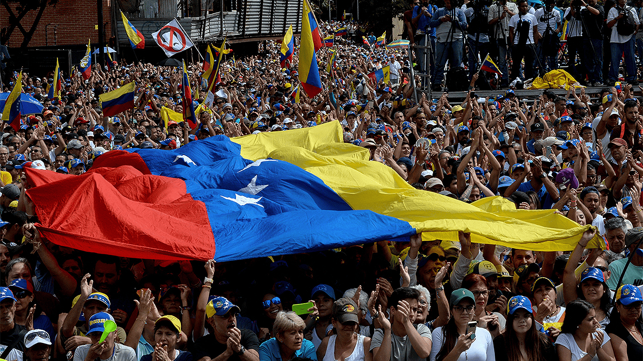 venezuelan-crowd-national-flag-file-photo.jpg