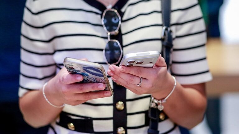 woman-iphone-customer.jpg